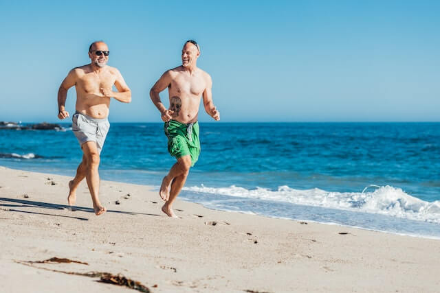 personas haciendo ejercicio en playa